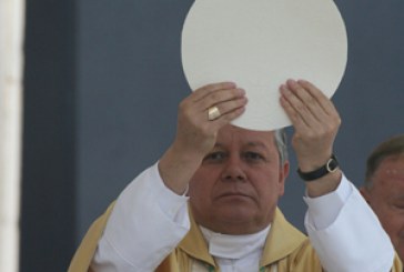 Apenas recibe báculo nuevo arzobispo y PRD lo censura