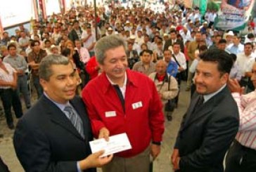 Entrega Zavala fondos ramo 33 a alcaldes