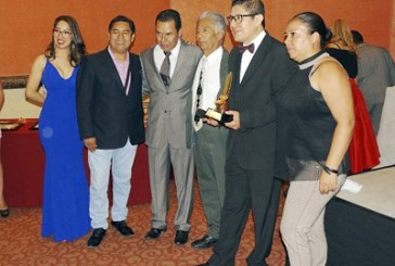 Recibe Abel Pérez Premio Pluma de Oro 2019