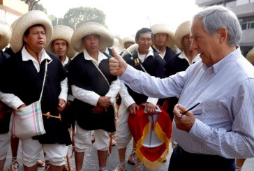 Aprovecha Cárdenas desfile y hace campaña