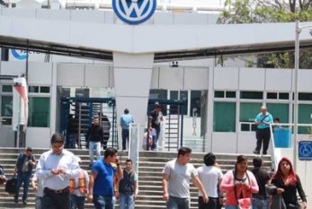 Habrá descontrol de contagios por reactivación de VW y Audi, advierte Gobierno