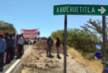 En Ahuehuetitla rechazan a alcaldesa en funciones; piden intervención del IEE