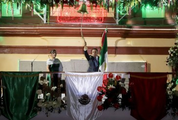 Encabeza Mundo Tlatehui Tradicional Grito De Independencia En El Zócalo De San Andrés Cholula