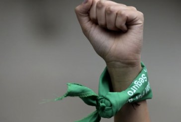 Recriminan colectivos inacción de diputadas; “se dicen feministas por portar pañuelos verdes”