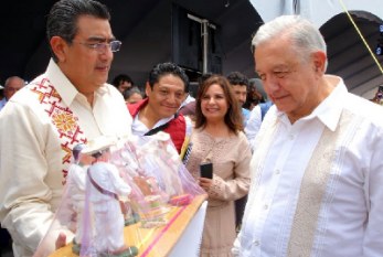 Llama Céspedes a una unidad durante visita de AMLO