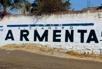 Armenta se burla: bardas promocionan almacenes y automotrices