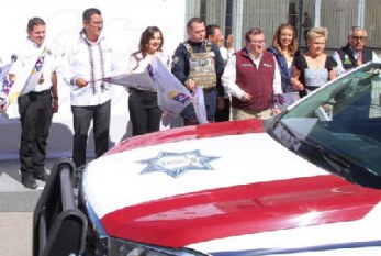 Entrega gobierno estatal patrullas a Texmelucan
