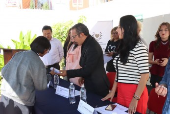Voluntariado del Congreso del Estado entrega lentes gratuitos en escuela de Coronango