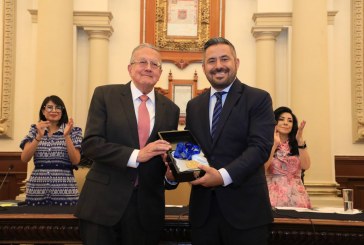 Entregan Presea Puebla Zaragoza al doctor Ruiz-Argüelles