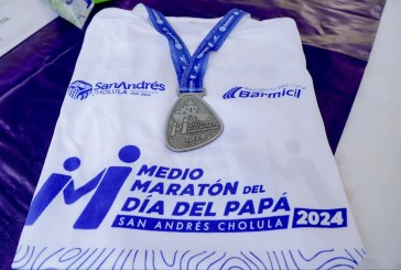 PRESENTA MUNDO TLATEHUI MEDALLA Y PLAYERA DEL MEDIO MARATÓN DEL DÍA DEL PAPÁ