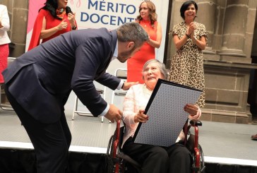 ENTREGA AYUNTAMIENTO DE PUEBLA LOS PREMIOS AL MÉRITO DOCENTE