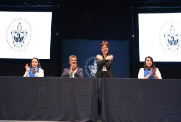 Rectora Lilia Cedillo preside ceremonias de graduación en el CCU