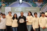 ARIADNA AYALA, PRESIDENTA DE ATLIXCO, ENTREGA UNIFORMES AL EQUIPO DE NATACIÓN DE LA ALBERCA MUNICIPAL.