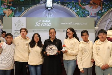 ARIADNA AYALA, PRESIDENTA DE ATLIXCO, ENTREGA UNIFORMES AL EQUIPO DE NATACIÓN DE LA ALBERCA MUNICIPAL.