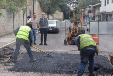 Supervisa Pepe Chedraui trabajos de bacheo en la colonia San José del Conde