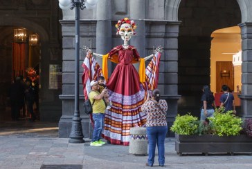 Catrinas y flores engalanan el Centro Histórico de Puebla