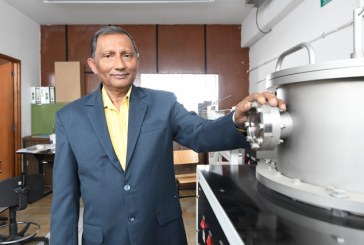 En el Instituto de Física el doctor Pal diseña y fabrica nanomateriales para biotecnología y electrónica