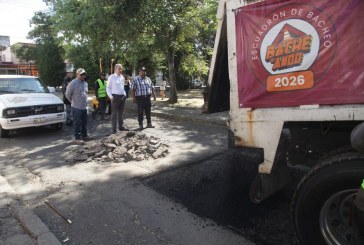 Supervisa Pepe Chedraui cuadrillas de bacheo en El Carmen