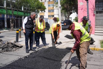 Supervisa Pepe Chedraui a cuadrillas de bacheo en la 17 Sur y 13 Poniente