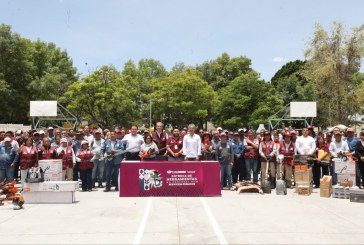 Entrega Pepe Chedraui herramienta a personal de Servicios Públicos para el mantenimiento de la ciudad