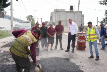 Verifica Pepe Chedraui trabajos de bacheo en San Andrés Azumiatla